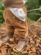 Lade das Bild in den Galerie-Viewer, CORDNICKY-HOSE HELLBRAUN HERBSTWICHTEL
