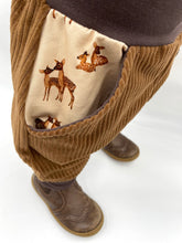 Lade das Bild in den Galerie-Viewer, CORDNICKY-HOSE Hellbraun/Braun Rehfamilie
