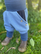 Lade das Bild in den Galerie-Viewer, BIO SOFT SWEAT HOSE Jeansblau/gestreift Uni Taschen Mitwachsend
