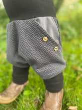 Lade das Bild in den Galerie-Viewer, Fischgräthose Bio Jacquard Sweat Hose Schwarz/Grau Uni Taschen Mitwachshose
