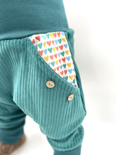 Lade das Bild in den Galerie-Viewer, CORDNICKY-HOSE Dunkelmint Herzchen
