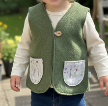 Lade das Bild in den Galerie-Viewer, Weste für Kinder und Babys Wollwalk Khaki mit glückliche Hühner Taschen
