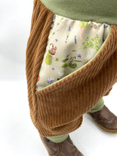 Lade das Bild in den Galerie-Viewer, CORDNICKY-HOSE Hellbraun/Olive glückliche Hühner
