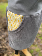 Lade das Bild in den Galerie-Viewer, Bio Cord Rock Damen Grau Fächermuster Taschen mit oder ohne Haarband
