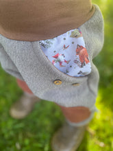 Lade das Bild in den Galerie-Viewer, WOLLWALK-HOSE Grau/Braun Brombeerzwerg Taschen Kniepatches
