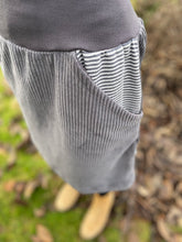 Lade das Bild in den Galerie-Viewer, Bio Cord Rock Damen Grau mit gestreiften Taschen mit oder ohne Haarband
