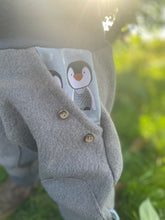 Lade das Bild in den Galerie-Viewer, WOLLWALK-HOSE Grau Pinguin Taschen Kniepatches
