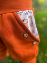 Lade das Bild in den Galerie-Viewer, BIO SOFT SWEAT HOSE Rost Baustelle Bagger Taschen Mitwachsend
