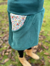 Lade das Bild in den Galerie-Viewer, Bio Cord Rock Damen Dunkelmint mit Blumenranken Taschen mit oder ohne Haarband
