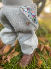 Lade das Bild in den Galerie-Viewer, WOLLWALK-HOSE Mint Vögel Taschen Kniepatches
