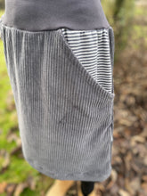 Lade das Bild in den Galerie-Viewer, Bio Cord Rock Damen Grau mit gestreiften Taschen mit oder ohne Haarband
