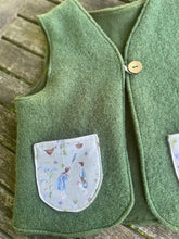 Lade das Bild in den Galerie-Viewer, Weste für Kinder und Babys Wollwalk Khaki mit glückliche Hühner Taschen
