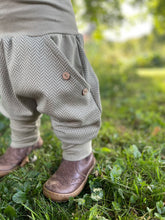 Lade das Bild in den Galerie-Viewer, Fischgräthose Bio Jacquard Sweat Hose Khaki/Olive Taschen Mitwachshose
