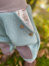 Lade das Bild in den Galerie-Viewer, WOLLWALK-HOSE Mint/Grau Eisbär Pinguin Robbe Taschen Kniepatches
