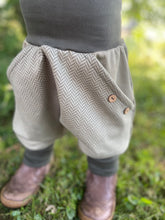 Lade das Bild in den Galerie-Viewer, Fischgräthose Bio Jacquard Sweat Hose Khaki Uni Olive Taschen Mitwachshose
