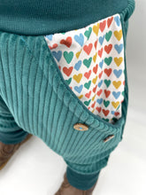 Lade das Bild in den Galerie-Viewer, CORDNICKY-HOSE Dunkelmint Herzchen
