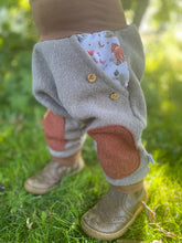 Lade das Bild in den Galerie-Viewer, WOLLWALK-HOSE Grau/Braun Brombeerzwerg Taschen Kniepatches
