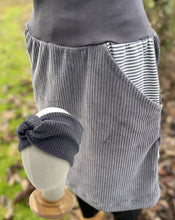 Lade das Bild in den Galerie-Viewer, Bio Cord Rock Damen Grau mit gestreiften Taschen mit oder ohne Haarband
