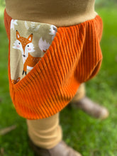 Lade das Bild in den Galerie-Viewer, CORDNICKY-H0SE Rost/Beige Fuchsmama Taschen Mitwachsend

