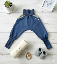 Lade das Bild in den Galerie-Viewer, Fischgräthose Bio Jacquard Sweat Hose Blau mit Olivgrünen Taschen Mitwachshose
