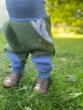 Lade das Bild in den Galerie-Viewer, WOLLWALK-HOSE Khaki/Jensblau glückliche Hühner Taschen Kniepatches
