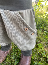 Lade das Bild in den Galerie-Viewer, Fischgräthose Bio Jacquard Sweat Hose Khaki Uni Olive Taschen Mitwachshose
