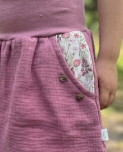 Lade das Bild in den Galerie-Viewer, Musselin Rock Altrosa Klee Blumen mit oder ohne Haarband
