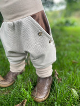 Lade das Bild in den Galerie-Viewer, Fischgräthose Bio Jacquard Sweat Hose Beige Hellbraun Uni Taschen Mitwachshose
