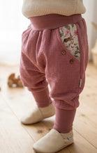 Lade das Bild in den Galerie-Viewer, Musselin-Hose Altrosa Hase Eichhörnchen Taschen
