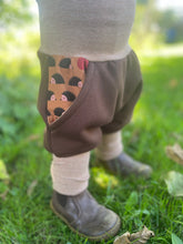 Lade das Bild in den Galerie-Viewer, BIO SOFT SWEAT HOSE Braun/gestreift Igel Taschen Mitwachsend
