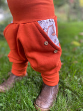 Lade das Bild in den Galerie-Viewer, BIO SOFT SWEAT HOSE Rost Baustelle Bagger Taschen Mitwachsend
