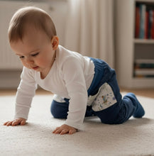 Lade das Bild in den Galerie-Viewer, Hose für Kinder und Babys Cord Meeresblau mit Wiesenelfen Taschen

