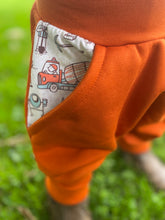 Lade das Bild in den Galerie-Viewer, BIO SOFT SWEAT HOSE Rost Baustelle Bagger Taschen Mitwachsend
