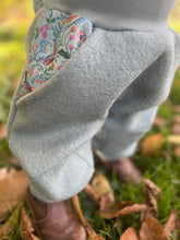 Lade das Bild in den Galerie-Viewer, WOLLWALK-HOSE Mint Vögel Taschen Kniepatches
