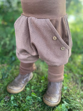Lade das Bild in den Galerie-Viewer, Fischgräthose Bio Jacquard Sweat Hose Hellbraun Uni Taschen Mitwachshose
