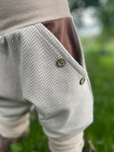 Lade das Bild in den Galerie-Viewer, Fischgräthose Bio Jacquard Sweat Hose Beige Hellbraun Uni Taschen Mitwachshose
