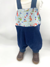 Lade das Bild in den Galerie-Viewer, Schlupf- Latzhose Bio Breitcordnicky Marine Blau Pilla und Pelle Mitwachsend
