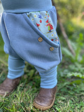 Lade das Bild in den Galerie-Viewer, BIO SOFT SWEAT HOSE Jeansblau Pippa und Pelle Taschen Mitwachsend
