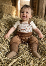 Lade das Bild in den Galerie-Viewer, Latzhose für Kinder und  Babys Cord Hellbraun mit Bauernhoftiere Taschen
