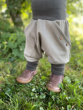 Lade das Bild in den Galerie-Viewer, Fischgräthose Bio Jacquard Sweat Hose Khaki Uni Olive Taschen Mitwachshose
