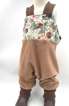 Lade das Bild in den Galerie-Viewer, Schlupf- Latzhose Bio Breitcordnicky Haselnuss schlafende Tierkinder Mitwachsend
