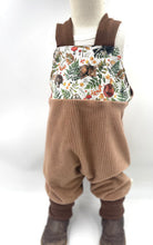 Lade das Bild in den Galerie-Viewer, Schlupf- Latzhose Bio Breitcordnicky Haselnuss schlafende Tierkinder Mitwachsend
