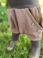 Lade das Bild in den Galerie-Viewer, Fischgräthose Bio Jacquard Sweat Hose Hellbraun/Braun Uni Taschen Mitwachshose
