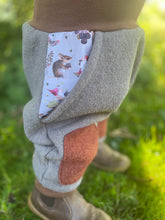 Lade das Bild in den Galerie-Viewer, WOLLWALK-HOSE Grau/Braun Brombeerzwerg Taschen Kniepatches
