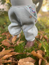 Lade das Bild in den Galerie-Viewer, WOLLWALK-HOSE Mint Vögel Taschen Kniepatches
