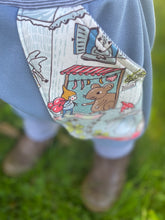 Lade das Bild in den Galerie-Viewer, BIO SOFT SWEAT HOSE Jeansblau Zwergenwelt Taschen Mitwachsend
