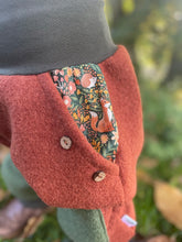 Lade das Bild in den Galerie-Viewer, WOLLWALK-HOSE Rost/Khaki Fuchs Igel Eule Taschen Kniepatches
