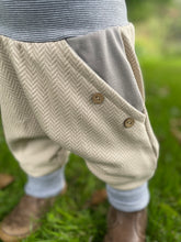 Lade das Bild in den Galerie-Viewer, Fischgräthose Bio Jacquard Sweat Hose Beige Grau Uni Taschen Mitwachshose
