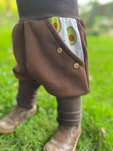 Lade das Bild in den Galerie-Viewer, BIO SOFT SWEAT HOSE Braun Avocado Taschen Mitwachsend
