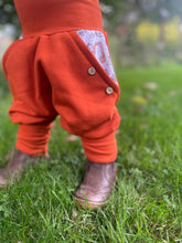 Lade das Bild in den Galerie-Viewer, BIO SOFT SWEAT HOSE Rost Baustelle Bagger Taschen Mitwachsend
